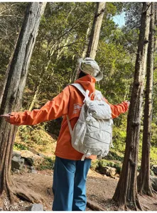 Wanderrucksack mit Kordelzug und großem Fassungsvermögen in einem Wald präsentiert.