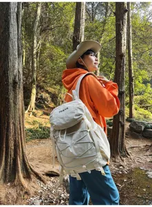 Leichter weißer Nylon-Wanderrucksack mit Gummizügen in einer Waldumgebung genutzt