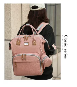 Rückansicht eines modischen pinkfarbenen Wickelrucksacks mit großem Fassungsvermögen