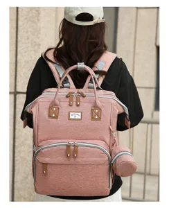 Rückansicht eines stilvollen rosa Wickelrucksacks mit großem Fassungsvermögen im Freien