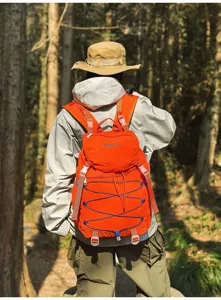 Leuchtend oranger Outdoor-Wanderrucksack mit Kordelzug und Bungee-Seil-Details