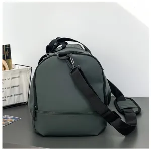 Sac de sport vert foncé avec sangles noires, grande capacité pour le yoga et les voyages.