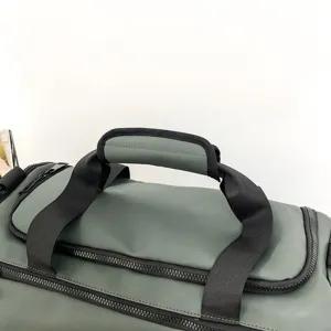 Gros plan sur la poignée durable et imperméable du sac de sport, coutures robustes.