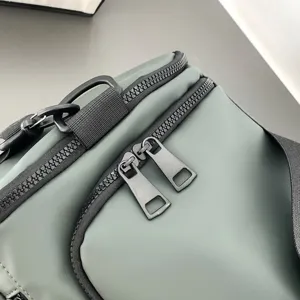 Gros plan sur la fermeture éclair du sac de sport étanche et ses détails durables.