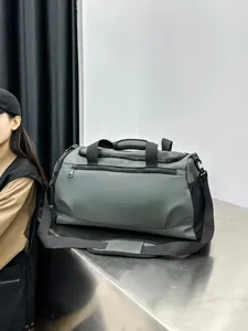 Vue détaillée du grand sac de sport de voyage avec séparation humide et sèche et sangles.