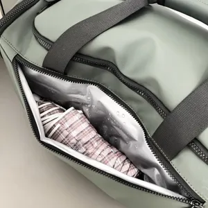 Détail de sac de sport imperméable avec compartiment étanche et fermetures éclair robustes.