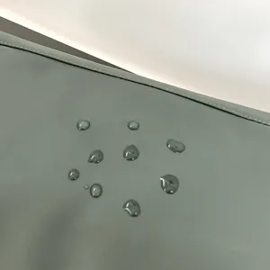 Vue détaillée de tissu imperméable avec des gouttes d'eau montrant une excellente résistance.