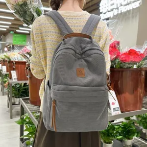 Zaino minimalista in velluto a coste grigio per studenti e uso quotidiano urbano