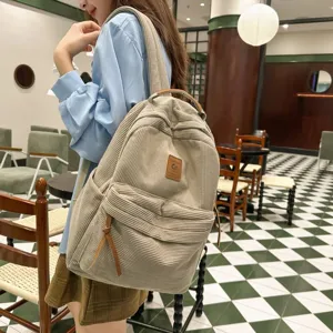 Zaino in velluto a coste beige in stile coreano per studenti in un ambiente accogliente