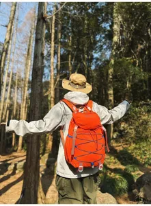 Leichter Wanderrucksack in Orange für Camping und Trekking im Wald