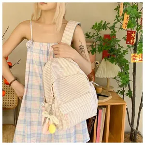 Zaino a scacchi stile Mori indossato da modella in un accogliente ambiente interno