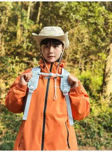Asiatisches Model im Freien mit hellblauem Nylon-Wanderrucksack und Kordelzugverschluss