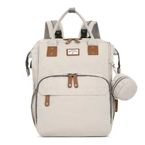 Großer beiger Wickelrucksack mit braunen Lederakzenten und kleiner Tasche.