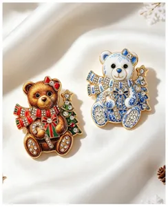 Gros plan de broches d'ours de Noël mignonnes avec motif en porcelaine et strass brillants