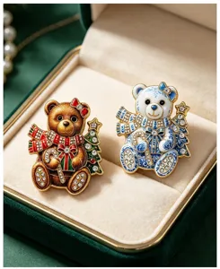 Gros plan détaillé de broches de Noël en forme d'ours avec des motifs en émail bleu et blanc