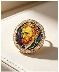 Primo piano di spilla dorata con ritratto di Van Gogh e bordo di cristalli lucenti