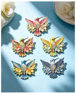 Fünf bunte Kolibri-Broschen mit Strasssteinen in verschiedenen Emaille- und Blumendesigns.