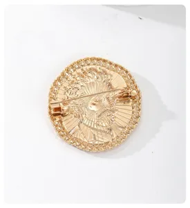 Dettaglio del retro in metallo e della chiusura di una spilla dorata ritratto Van Gogh.