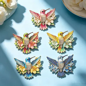 Elegante Kolibri-Blumen-Broschen mit farbiger Emaille und Strass auf blauem Grund