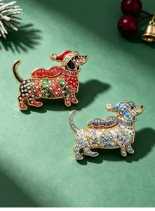 Detailaufnahme von Weihnachts-Dackel-Broschen mit glitzernden Strasssteinen und Emaille