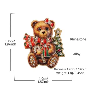 Broche mignonne ours de Noël avec écharpe rouge, strass et sapin, dimensions affichées