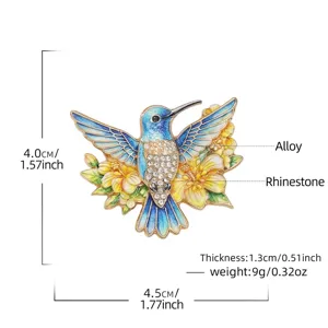 Eleganter bunter Kolibri-Anstecknadel mit floralen Akzenten und Strass-Details.