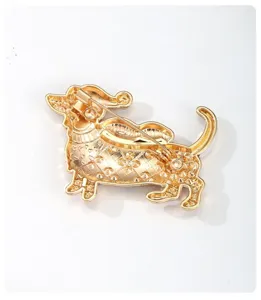 Nahaufnahme der goldenen Metallrückseite und des Verschlusses dieser Hundebrosche