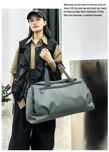 Grand sac de sport pour fitness yoga et voyage avec compartiment étanche gris.