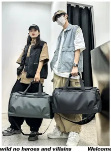 Grand sac de sport avec séparation humide et sèche pour l'entraînement et les voyages.