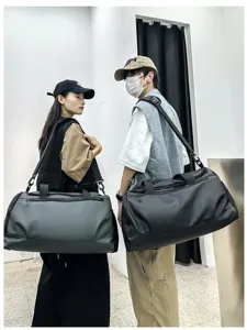 Grand sac de sport pour fitness et voyage avec séparation étanche et grande capacité.