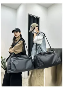 Vue détaillée du grand sac de sport étanche et de voyage pour l'entraînement et le fitness.