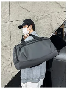 Grand sac de sport pour fitness et voyage avec séparation humide et sèche très pratique.