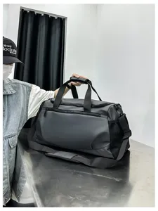 Grand sac de sport fitness étanche pour voyage et entraînement, vue détaillée avec poignées.