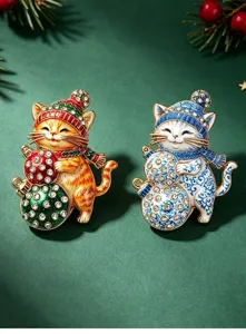 Detailansicht von süßen Weihnachts-Katzenbroschen mit Emaille und funkelnden Strasssteinen