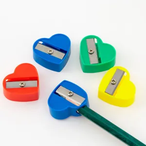 Detailaufnahme bunter herzförmiger Anspitzer, die mit einem Bleistift verwendet werden