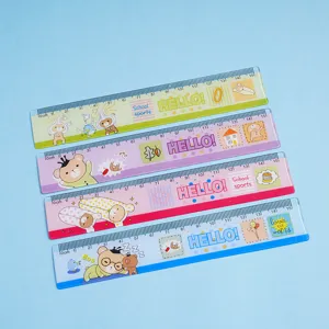 Détail de quatre règles en plastique transparent de 15 cm aux motifs de petits ours