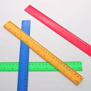 Détail des règles en plastique de 30 cm avec doubles échelles en centimètres et pouces