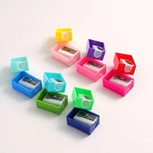 Collezione di colorati temperamatite quadrati in plastica per studenti e bambini