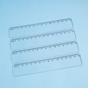 Vue détaillée de quatre règles droites en plastique transparent de 15 cm pour le dessin