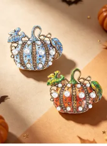 Gros plan de broches citrouille d'Halloween vintage avec perles et strass brillants