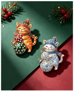 Exquisite Nahaufnahme von zwei süßen Weihnachtskatzen-Broschen mit Strasssteinen auf Hintergrund.