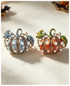 Détail de broches citrouilles vintage avec perles brillantes et strass