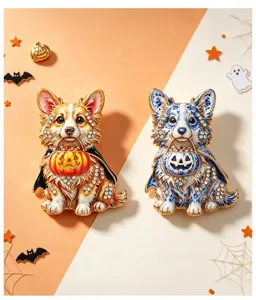 Detailansicht von Corgi-Broschen mit Kürbis-Laternen und funkelnden Strasssteinen für Halloween