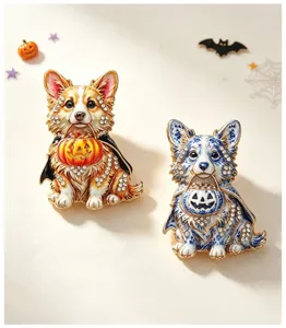 Detailansicht der niedlichen Halloween-Corgi-Broschen mit Kürbiskörben und Strass