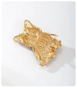 Rückansicht der goldenen Corgi-Brosche mit sicherem Sicherheitsnadelverschluss im Detail