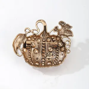 Vue arrière de broche citrouille en bronze vintage avec fermoir épingle de sûreté