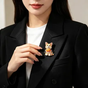 Niedliche Halloween Corgi-Brosche mit Kürbis-Laterne an einem schwarzen Blazer