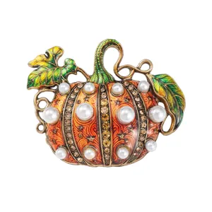 Broche citrouille d'Halloween vintage ornée d'élégantes perles blanches et de strass