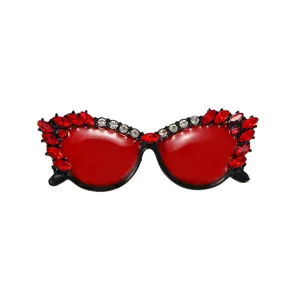 Broche de gafas de sol ojo de gato creativo con cristales rojos y acabado de esmalte