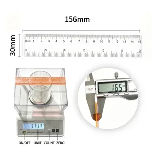 Detailansicht der Messung eines 15 cm langen transparenten Kunststofflineals mit Dicke